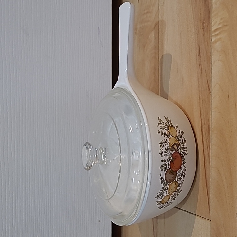 Corning ware 750 ml pot with lid